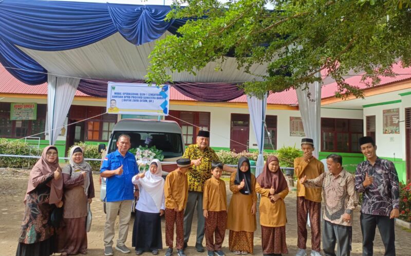 Anggota DPRD Sumatera Barat Zarfi Deson berfoto bersama dengan siswa-i SLB Negeri 1 Lengayang, Sabtu (14/12/2024)