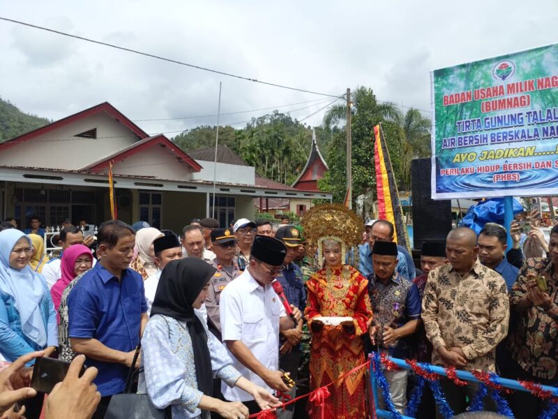 Menteri Desa dan Pembangunan Daerah Tertinggal Republik Indonesia Yandri Susanto saat meresmikan Bumnag Tirta Gunung Talau, Nagari Lumpo, Kecamatan IV Jurai, Kabupaten Pesisir Selatan, Minggu (15/12/2024)