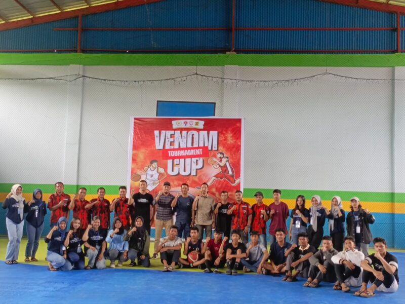 Foto bersama seusai pembukaan Venom Tournament Cup di Lapangan Futsal Keluarga, Kecamatan Lengayang, Kamis (19/12/2024)