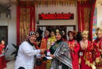 Tenaga Ahli Anggota DPR RI Lisda Hendrajoni Vera Indraniawati bersama peserta Lomba Baju Kuruang dan Tingkuluak Kreasi di Painan, Sabtu (21/12/2024)