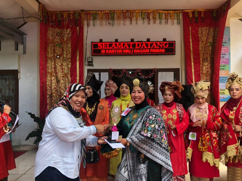 Tenaga Ahli Anggota DPR RI Lisda Hendrajoni Vera Indraniawati bersama peserta Lomba Baju Kuruang dan Tingkuluak Kreasi di Painan, Sabtu (21/12/2024)