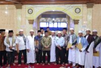 Risnaldi Ibrahim foto bersama saat menghadiri pengukuhan imaam khatib di Masjid Nurul Yaqin Koto Merapak, Nagari Koto Nan Tigo Selatan Surantih, Kecamatan Sutera, Jumat (6/12/2024)