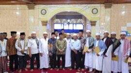 Risnaldi Ibrahim foto bersama saat  menghadiri pengukuhan imaam khatib di Masjid Nurul Yaqin Koto Merapak, Nagari Koto Nan Tigo Selatan Surantih, Kecamatan Sutera, Jumat (6/12/2024)
