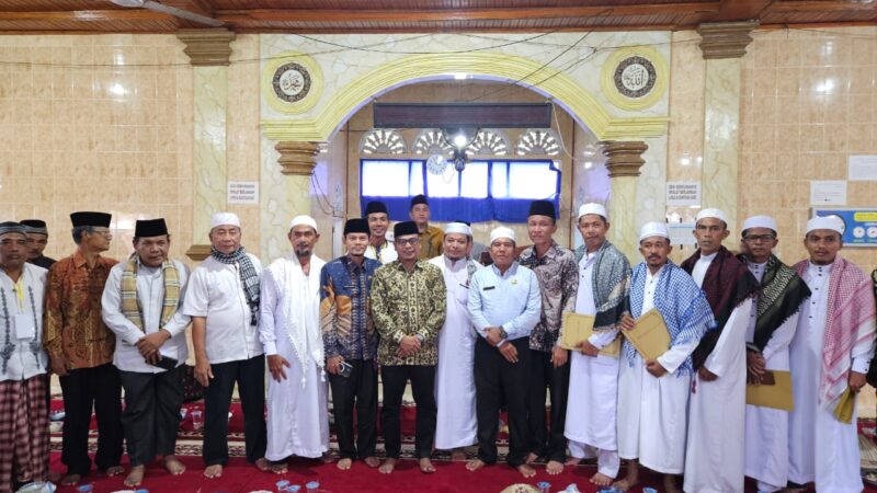 Risnaldi Ibrahim foto bersama saat  menghadiri pengukuhan imaam khatib di Masjid Nurul Yaqin Koto Merapak, Nagari Koto Nan Tigo Selatan Surantih, Kecamatan Sutera, Jumat (6/12/2024)