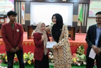 Lisda Hendrajoni saat menyerahkan Kartu Indonesia Pintar Kuliah (KIP-K) kepada mahasiswa penerima di Convention Hall Universitas Muhammadiyah Sumatera Barat, Selasa (7/1), sebagai wujud dukungan terhadap pendidikan tinggi bagi generasi muda Sumbar.