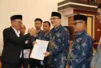 KPU Pesisir Selatan resmi menetapkan pasangan Hendrajoni-Risnaldi Ibrahim sebagai Bupati dan Wakil Bupati Pesisir Selatan terpilih periode 2025-2030 di Painan Convention Center, Kamis (9/1/2024)