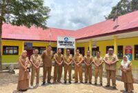 Wakil Bupati Pesisir Selatan Risnaldi Ibrahim foto bersama di SMPN 2 Bayang Utara 