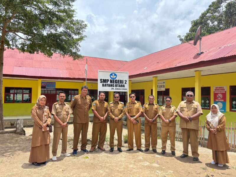 Wakil Bupati Pesisir Selatan Risnaldi Ibrahim foto bersama di SMPN 2 Bayang Utara 