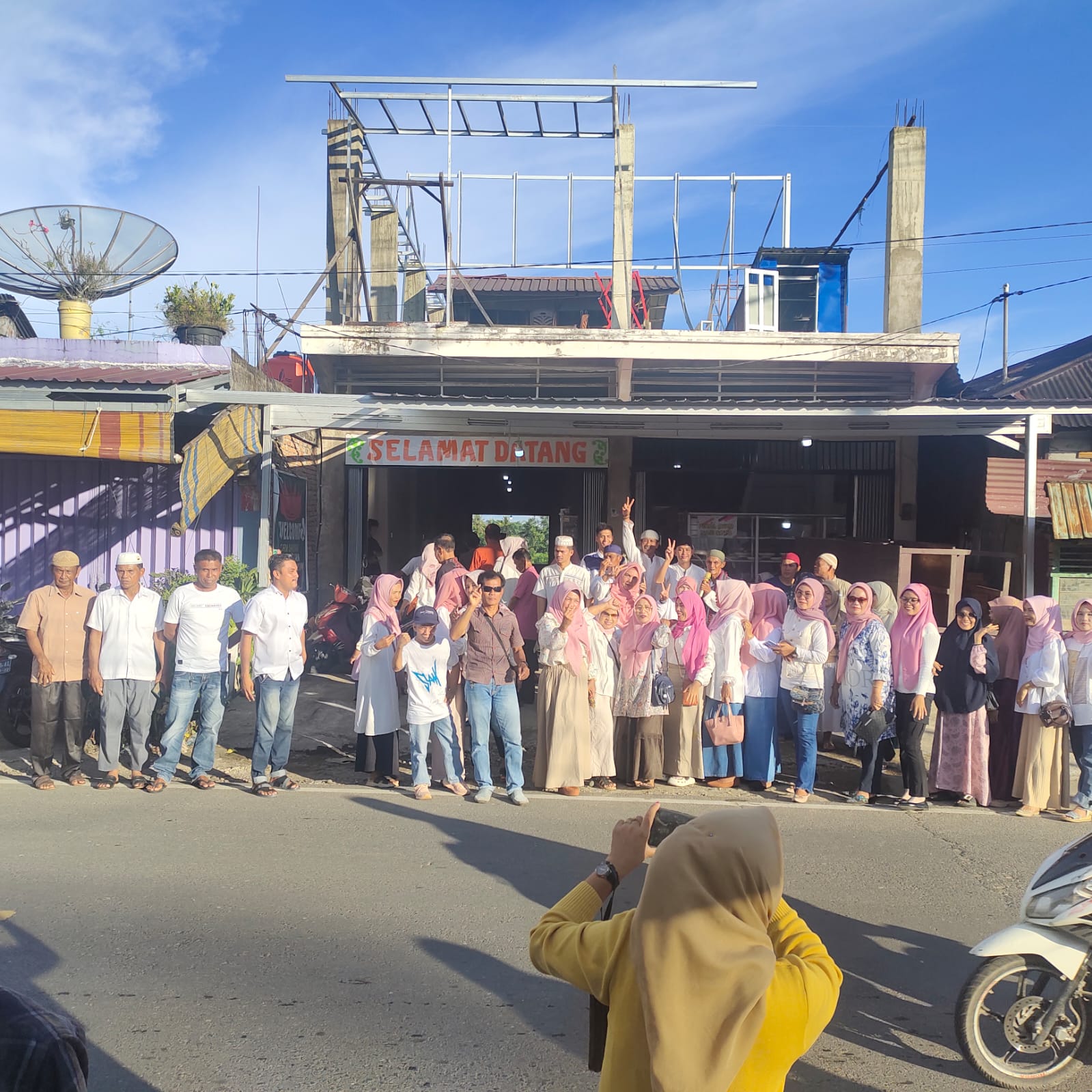 Relawan Sejati Hendrajoni-Risnaldi Ibrahim (HJ-RI) Tapan menggelar acara buka puasa pertama pada Ahad (16/03/2025)