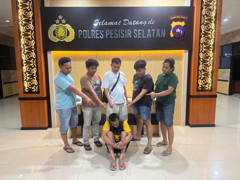 Seorang buruh nelayan di Pesisir Selatan dibekuk polisi karena kedapatan menyimpan beberapa paket sabu di dalam bantal