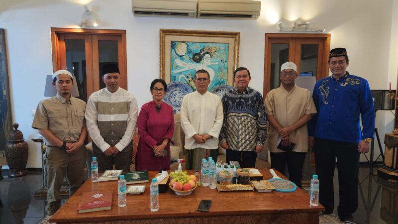 Kegiatan berbuka puasa bersama yang berlangsung di rumah Yendra Fahmi turut dihadiri oleh Presiden Minang Diaspora Network-Global (MDN-G) Prof. Dr. Fasli Jalal, Direktur Eksekutif MDN-G Burmalis Ilyas, MA, M.Si, Ketua Umum Indojalito Peduli sekaligus Dewan Pakar MDN Astri Asgani, Ustaz Farrel Muhammad, serta sahabat-sahabat lainnya.