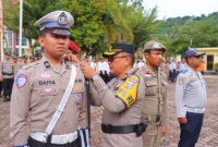Kapolres Pesisir Selatan AKBP Derry Indra saat mengecek pasukan dalam Apel Operasi Ketupat Singgalang