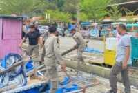 Bidang Trantibum Satpol PP dan Damkar Pessel saat menertibkan lapak PKL yang berjualan di area terlarang di Kawasan Wisata Carocok Painan, Kecamatan IV Jurai 
