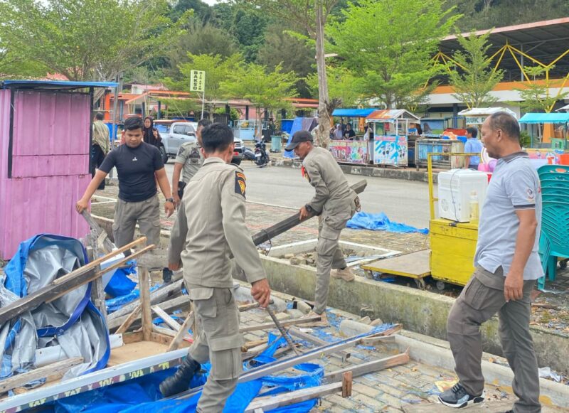 Bidang Trantibum Satpol PP dan Damkar Pessel saat menertibkan lapak PKL yang berjualan di area terlarang di Kawasan Wisata Carocok Painan, Kecamatan IV Jurai 