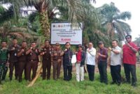 Satgas Penertiban Kawasan Hutan (PKH) saat menyegel kebun sawit ilegal milik PT. SJAL di Silaut, Pesisir Selatan 