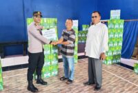 Kapolres Pessel AKBP Derry Indra melalui Kasubsi PIDM Si Humas Polres Pessel IPDA Doni Santoso, secara simbolis menyerahkan paket parcel lebaran kepada Ketua PWI Pessel Suherman.