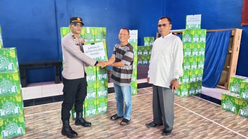 Kapolres Pessel AKBP Derry Indra melalui Kasubsi PIDM Si Humas Polres Pessel IPDA Doni Santoso, secara simbolis menyerahkan paket parcel lebaran kepada Ketua PWI Pessel Suherman.