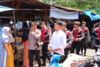 Kabag Ops Polres Pessel, AKP Teguh Priyatno bersama Kasat Samapta Polres Pessel AKP Marga Siben turun langsung ke Pasar Inpres Painan untuk memberikan imbauan untuk mewaspadai peredaran uang palsu melalui pengeras suara.