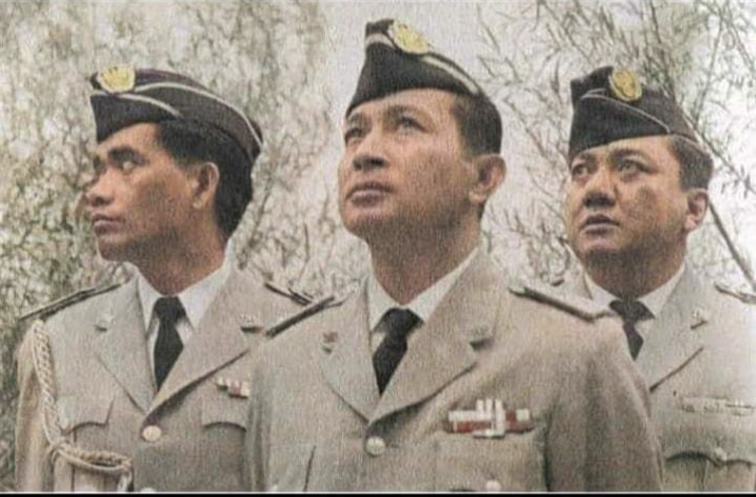 D.I Pandjaitan, Soeharto, dan Zairoel Moch. Zen ketika bertugas sebagai delegasi dalam Misi Nasution di Jerman Barat. Foto: Repro buku D.I Pandjaitan: Gugur dalam Seragam Kebesaran (1997).