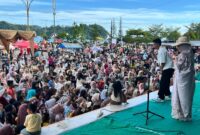 Ribuan wisatawan terlihat memadati Kawasan Wisata Carocok Painan selama libur lebaran 2025