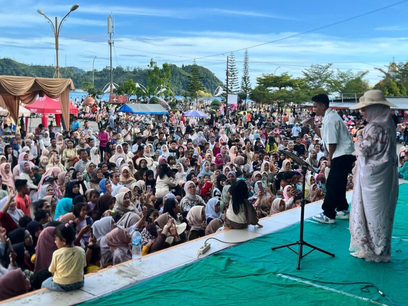Ribuan wisatawan terlihat memadati Kawasan Wisata Carocok Painan selama libur lebaran 2025