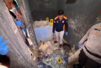 Petugas kepolisian melakukan olah TKP di lokasi penemuan kerangka manusia yang tertimbun dalam bak mandi berlapis semen di Bukit Ransam, Painan Selatan.

