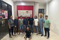Personil Satreskrim Polres Pesisir Selatan saat mengamankan tersangka kasus pembunuhan sadis terhadap warga Sutera di Bukit Ransam pada Minggu (6/4/2025) dini hari.