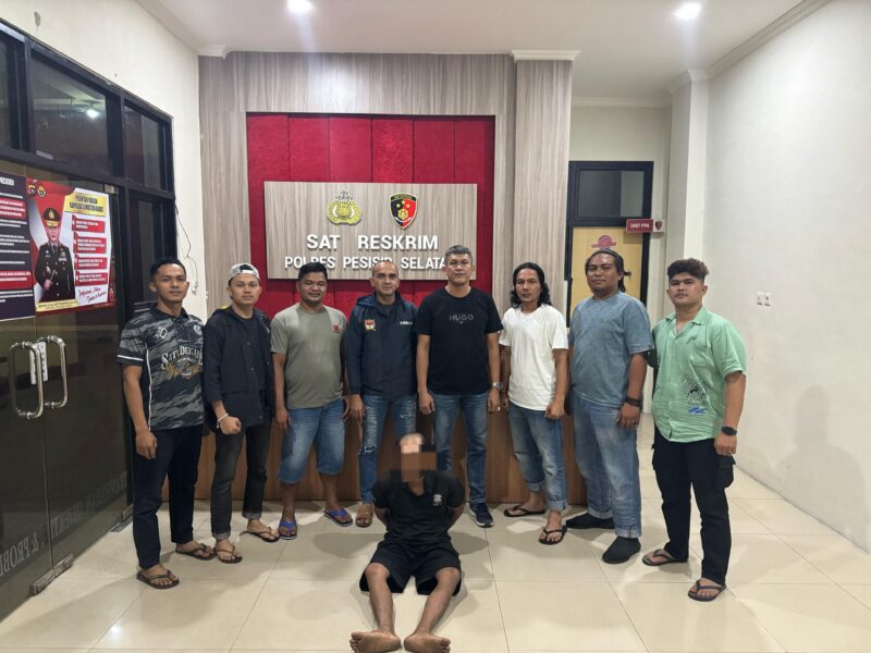 Personil Satreskrim Polres Pesisir Selatan saat mengamankan tersangka kasus pembunuhan sadis terhadap warga Sutera di Bukit Ransam pada Minggu (6/4/2025) dini hari.