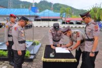 Kapolres Pesisir Selatan saat memimpin upacara serah terima jabatan sejumlah di depan Mapolres setempat pada Selasa (08/04/2025) pagi.
