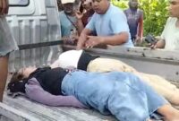 Tangkapan layar video yang beredar di media sosial yang menunjukkan proses evakuasi korban menggunakan mobil pikap.