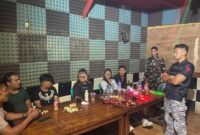 Tim Gabungan SK4 Pesisir Selatan yang terdiri dari personel Satpol PP, Polres, Kodim, TNI AL, dan Polisi Militer saat melakukan razia dan penertiban di salah satu tempat karaoke di Kampung Koto Tuo, Batang Kapas, Sabtu (12/4/2025) malam.
