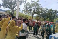 Peserta pawai budaya tampak saling melempar pisang dengan penuh semangat di depan Kantor Bupati Pesisir Selatan, disaksikan langsung oleh Bupati Hendrajoni dan para tamu undangan.

