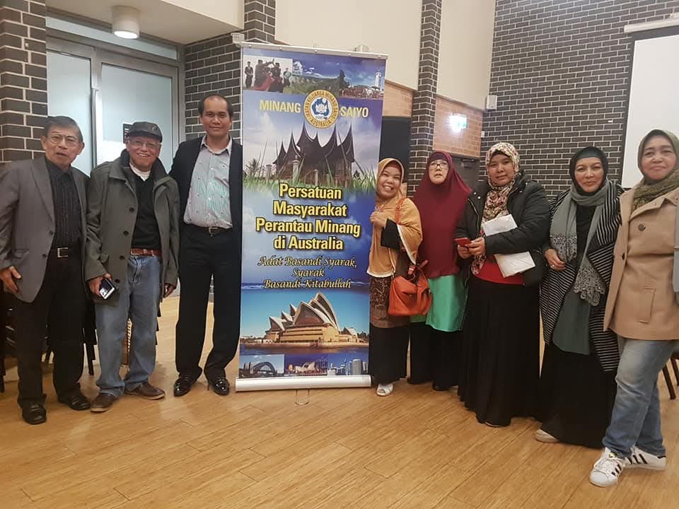 Direktur Eksekutif Minang Diaspora Network-Global Burmalis Ilyas bersama Pengurus dan Bundo Kanduang Minang Saiyo Sydney