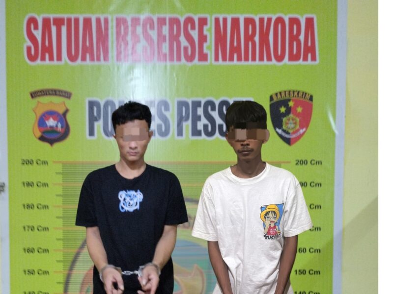 Dua pemuda asal Kecamatan Lengayang saat diamankan di Mapolres Pesisir Selatan setelah ditangkap dalam kasus peredaran narkotika jenis sabu.