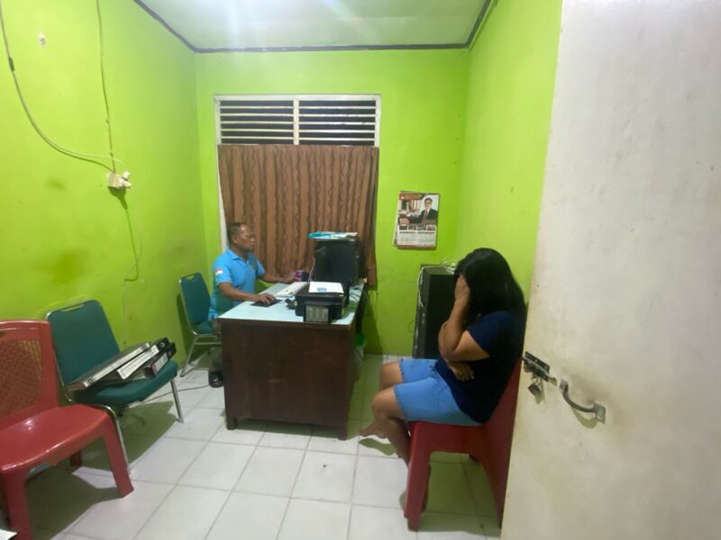 Personel Satpol PP dan Damkar Kabupaten Pesisir Selatan memproses wanita berinisial RFN (40), yang diduga sebagai pekerja seks komersial (PSK), usai diamankan dalam razia tim gabungan SK4.