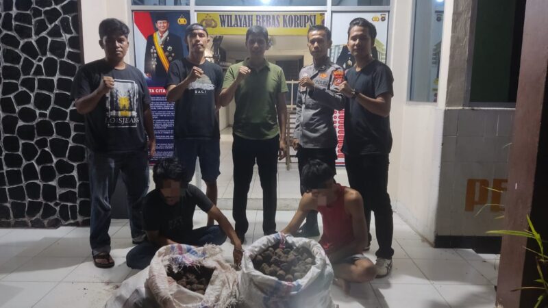 Dua terduga pelaku pencurian getah gambir saat diamankan di Mapolsek Lengayang, Rabu (14/5/2025) malam.
