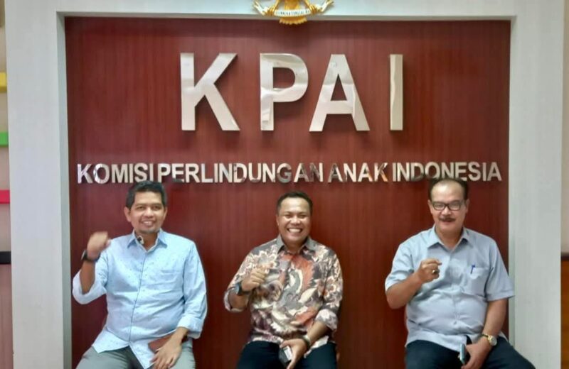 Anggota DPRD Sumatera Barat Donizar (tengah)