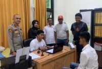 Petugas Unit PPA Sat Reskrim Polres Pesisir Selatan saat melakukan pemeriksaan terhadap terduga pelaku AAY dalam kasus dugaan persetubuhan terhadap anak di bawah umur. (Dok. Polres Pessel)