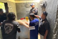 Rekonstruksi kasus pembunuhan sadis warga Sutera digelar di Bukit Ransam, Kamis (12/6/2025). Tersangka BS alias Bobi memperagakan 16 adegan mulai dari pembunuhan hingga penyembunyian jasad korban.