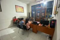 Dua wanita muda berinisial A dan DFG saat melaporkan dugaan tindak pidana perdagangan orang yang mereka alami di Café Intan Ranah Pesisir ke Polres Pesisir Selatan, Jumat (14/6/2025).