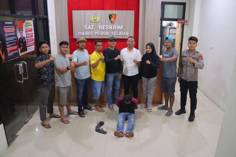 Petugas Unit PPA Satreskrim Polres Pesisir Selatan mengamankan pelaku berinisial A alias Ijon (51) di Mapolres, usai ditangkap atas dugaan penelantaran anak di bawah umur, Kamis (19/6/2025) malam.