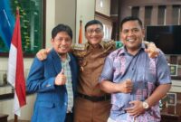 Bupati Pesisir Selatan Hendrajoni bersama dengan calon Ketua KONI Sumbar Hamdanus (kiri) dan Plt Ketua KONI Pesisir Selatan M Adli (kanan)