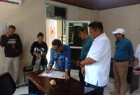 Wakil Bupati Pesisir Selatan Risnaldi Ibrahim saat mengisi buku tamu ketika mengunjungi Sekretariat KONI Pesisir Selatan di GOR Zaini Zen