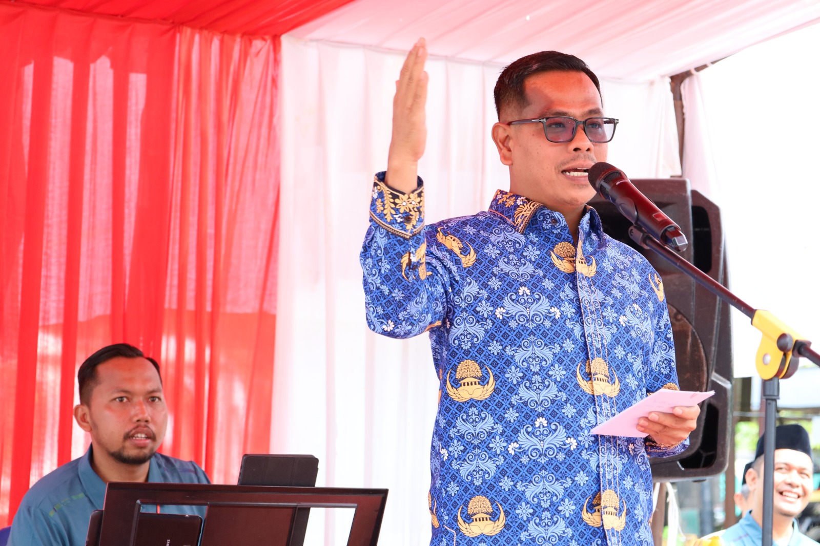 Wakil Bupati Pesisir Selatan Risnaldi Ibrahim saat memberikan sambutan dalam pembukaan Porsenijar PGRI Pesisir Selatan 2025 di GOR Zaini Zen