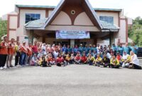 Wakil Bupati Pesisir Selatan Risnaldi Ibrahim foto bersama seusai pembukaan Porsenijar PGRI Pesisir Selatan 2025 di GOR Zaini Zen 