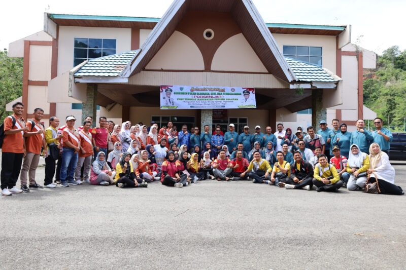 Wakil Bupati Pesisir Selatan Risnaldi Ibrahim foto bersama seusai pembukaan Porsenijar PGRI Pesisir Selatan 2025 di GOR Zaini Zen 