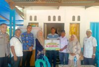 Ketua GOW Pesisir Selatan Oktarina Risnaldi saat menyerahkan bantuan bedah rumah tidak layak huni (RTLH) di Nagari Muara Kandis Punggasan, Kecamatan Linggo Sari Baganti.