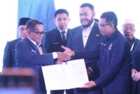 Risnaldi Ibrahim saat menerima SK Kepengurusan DPD Partai NasDem Pesisir Selatan dalam Rakerwil Partai NasDem Sumbar di Hotel Santika Padang