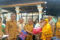 Wakil Bupati Pesisir Selatan memberikan bantuan untuk korban kebakaran rumah di Kecamatan Ranah Pesisir 