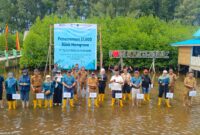 Penanaman mangrove secara simbolis di Desa Wisata Ampiang Parak, Kecamatan Sutera 